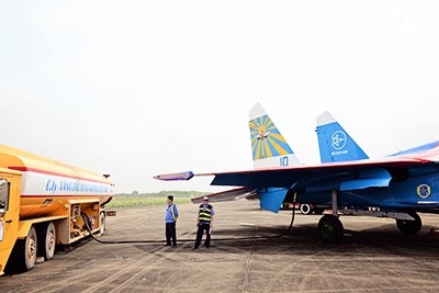 Dàn Su-27 được tiếp nhiên liệu ngay trước khi về gara.